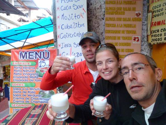 Celebrando nossa chegada à Aguas Calientes, no Peru, na rua mais movimentada da cidade